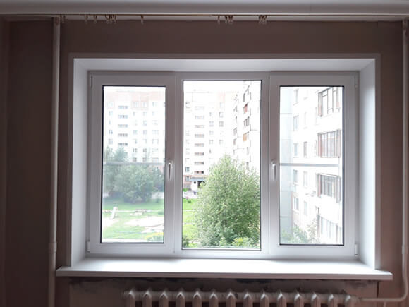 Двухстворчатое окно в гостиной